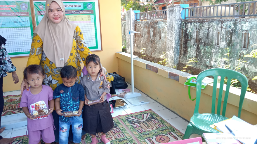 Pemberian Makanan Tambahan ( PMT) Posyandu KEMUNING I Desa Bontomanai