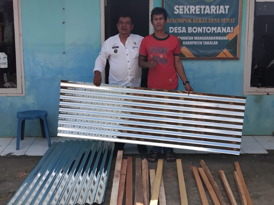 Penyerahan Bantuan Bahan Bedah Rumah Oleh Pemerintah Desa Bontomanai