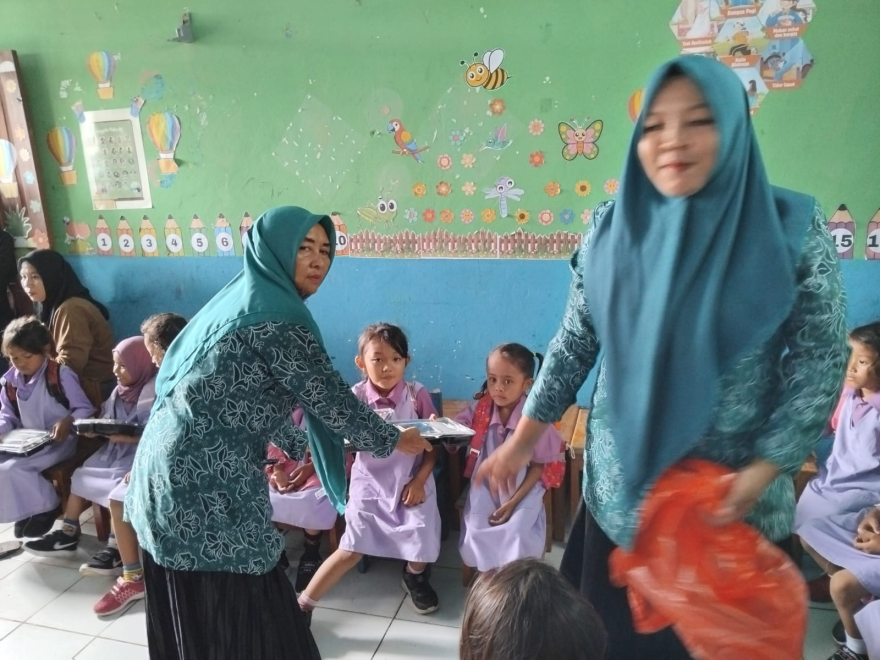 KETUA PKK DESA BONTOMANAI GELAR KEGIATAN MAKAN BERSAMA GIZI DI TK AL BADHAR